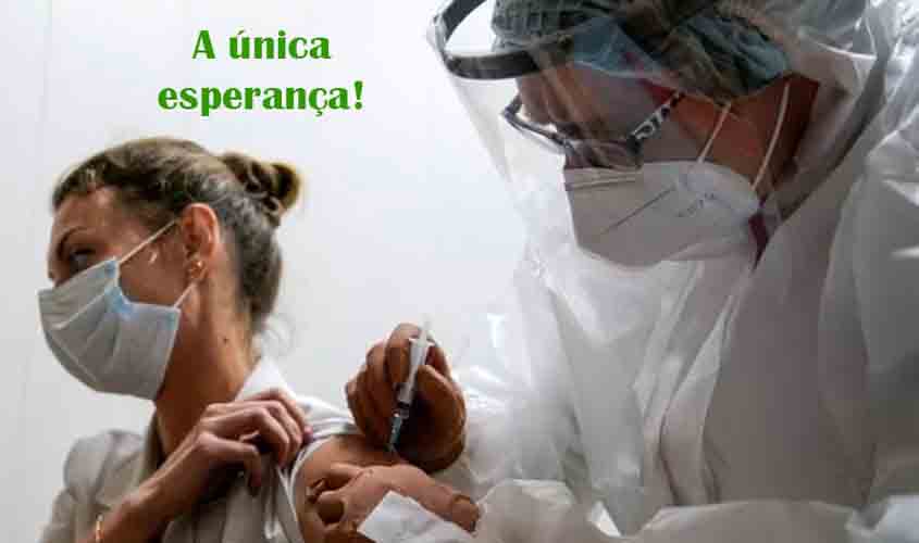 Toda a retrospectiva se resume na pandemia. E a única esperança de futuro é a chegada da vacina