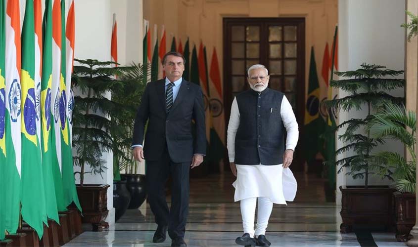 Sob protestos, Bolsonaro assina contratos comerciais e tecnológicos