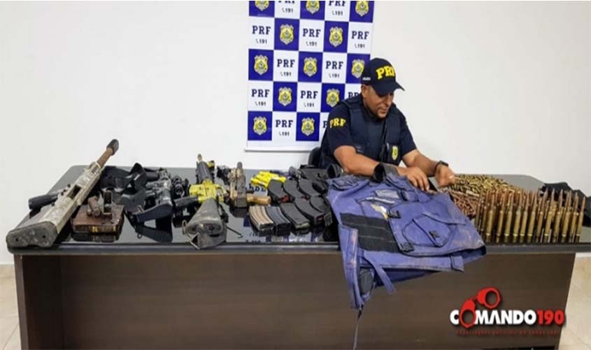 PRF apreende arsenal de guerra e prende dois suspeitos; Uma carreta com cigarros contrabandeados também foi apreendida na ação