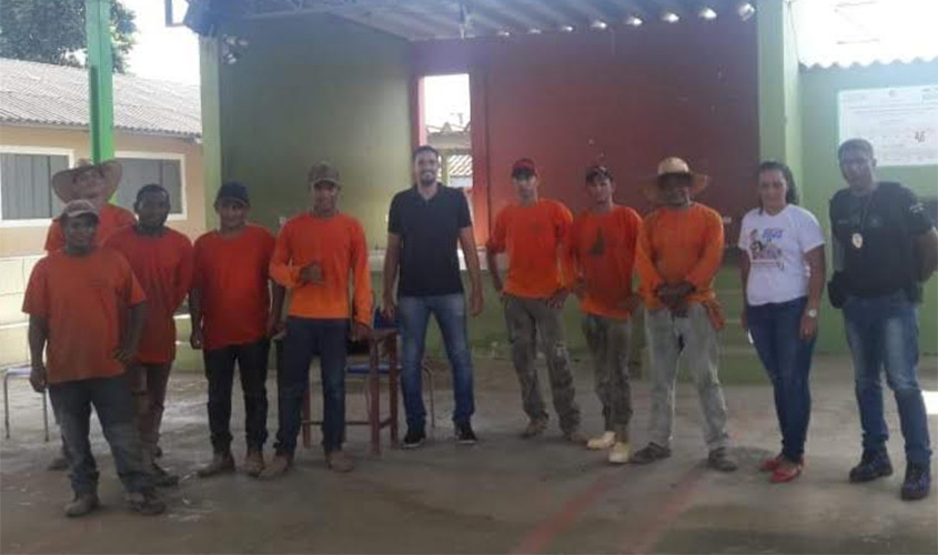 Anderson Pereira parabeniza policiais penais de Buritis que em horário de folga escoltam presos em serviços voluntários em escola