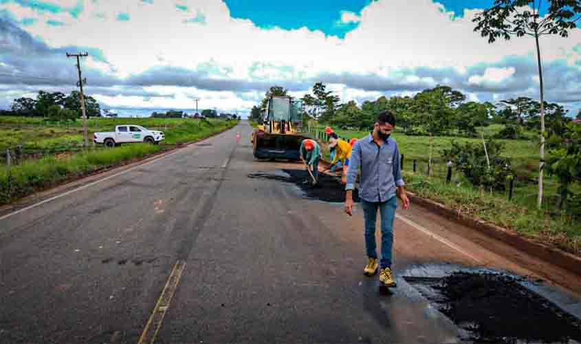 DER executa manutenção em 30 km da RO-473 que liga Alvorada d’Oeste a Urupá