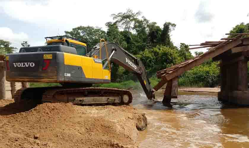 Prefeitura de Jaru inicia reconstrução de ponte sobre o Rio Tari Baiano em Tarilândia