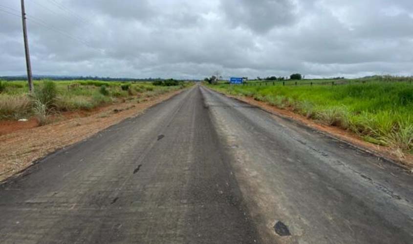 DER realiza trabalho de roçagem mecanizada na estrada de acesso entre a RO-257 ao Ifro campus