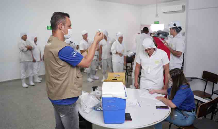 Equipe de Vigilância em Saúde realiza vacinação em frigorífico com mais de 900 colaboradores