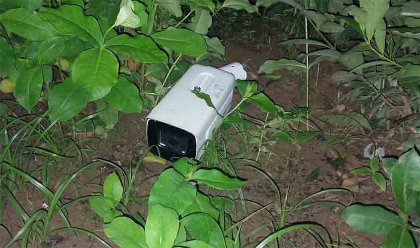 Adolescentes são flagrados depredando câmeras de segurança em avenida recém-monitorada