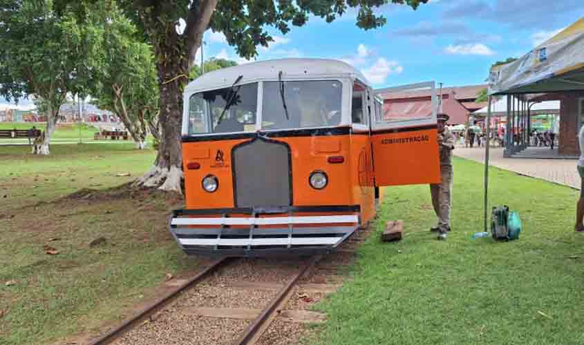 Cerca de 350 pessoas participaram dos passeios no primeiro dia de reativação da litorina