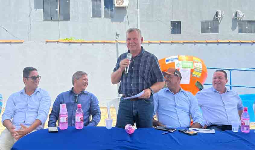 Deputado Federal Lúcio Mosquini na Entrega Implementos Agrícolas em Theobroma