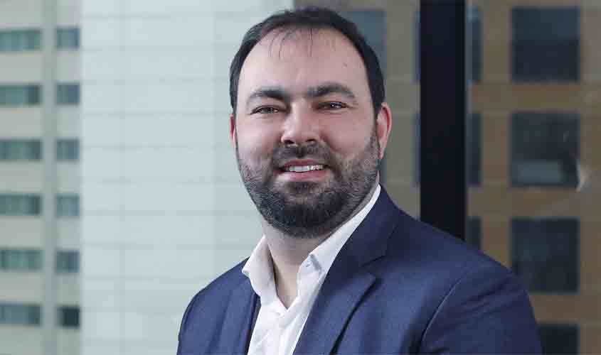 Uso de algemas? Entenda como funciona o processo de deportação de estrangeiros no Brasil