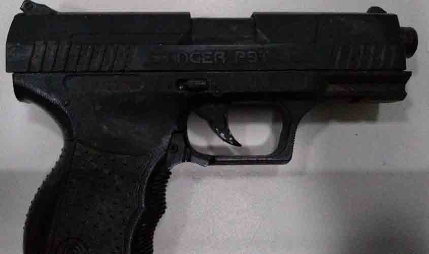 Em abordagem por direção perigosa, polícia militar apreende arma de fogo, simulacro e drogas