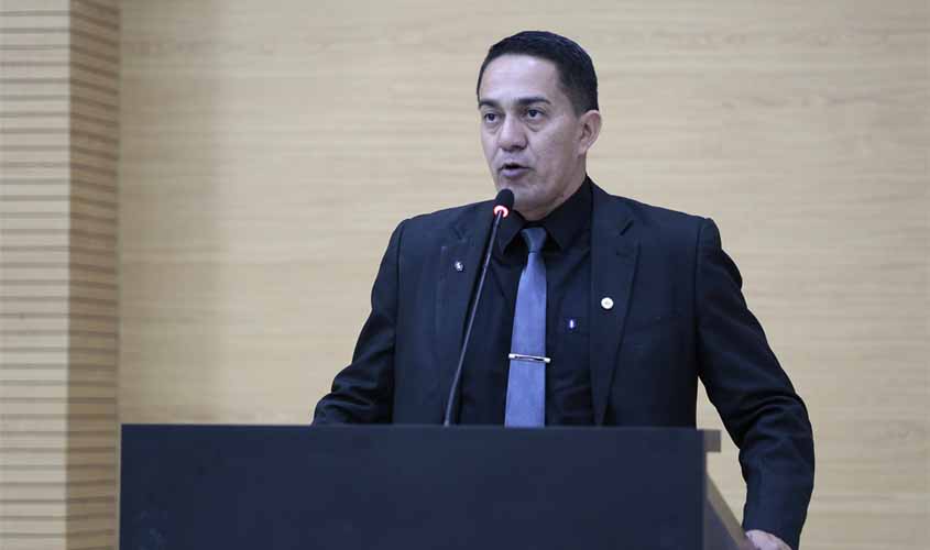 Deputado Eyder Brasil defende que alunos cantem o Hino Nacional