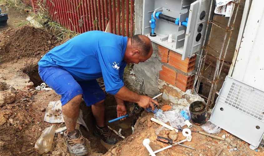 Serviço de ligação de água tratada será continuado até zerar demanda reprimida da Caerd em Ji-Paraná