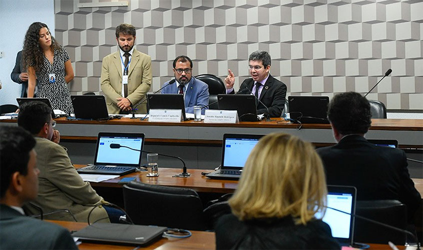 Comissão mista analisa relatório sobre MP do 13° do Bolsa Família