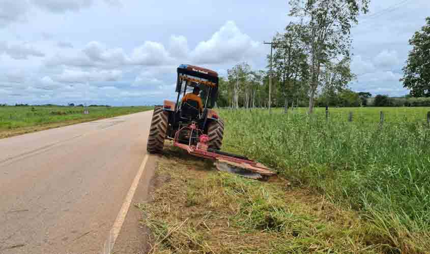 DER executa limpeza na RO-479, que interliga Rolim de Moura à BR-364