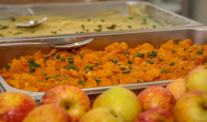 Ações podem incluir a distribuição de refeições prontas e vale-alimentação.