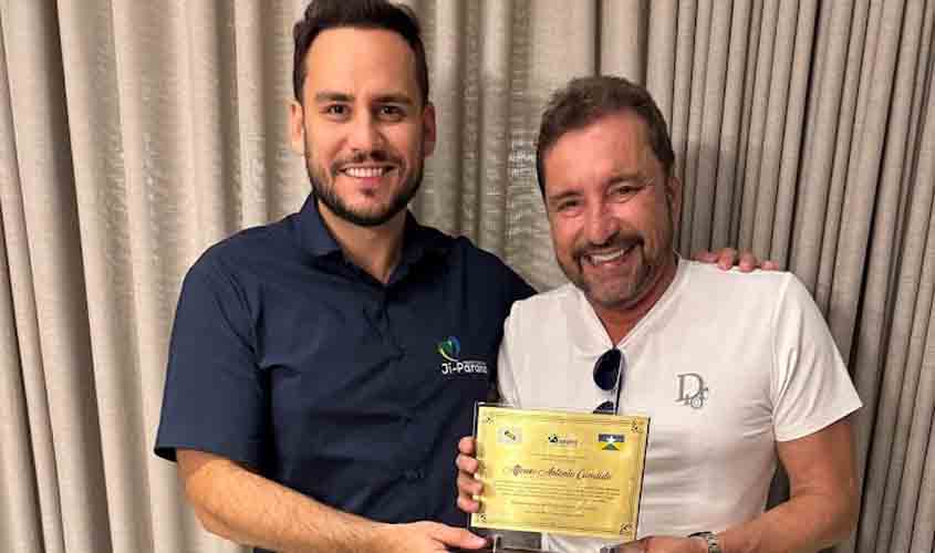 Presidente da AROM, Hildon Chaves, entrega homenagem ao prefeito de Ji-Paraná, Affonso Cândido
