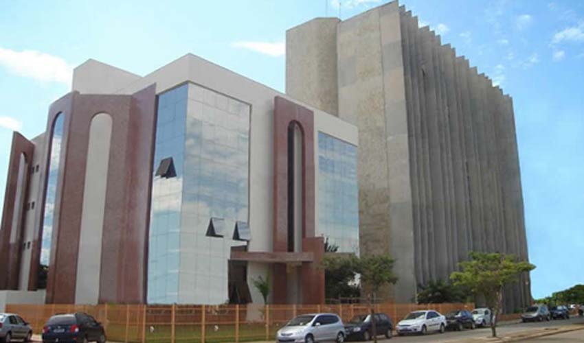 TCE multa gestores por contratações ilegais para transporte escolar de Alvorada do Oeste