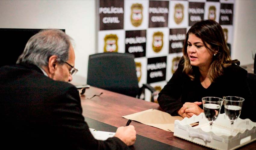 Cássia Muleta protocola pedido para funcionamento 24 horas da Delegacia da Mulher