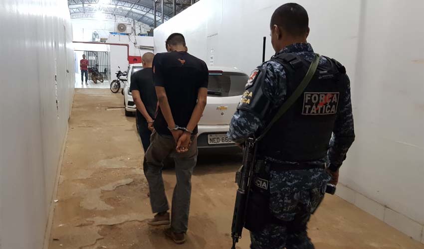 Dupla é presa minutos depois de roubar bolsa de uma mulher