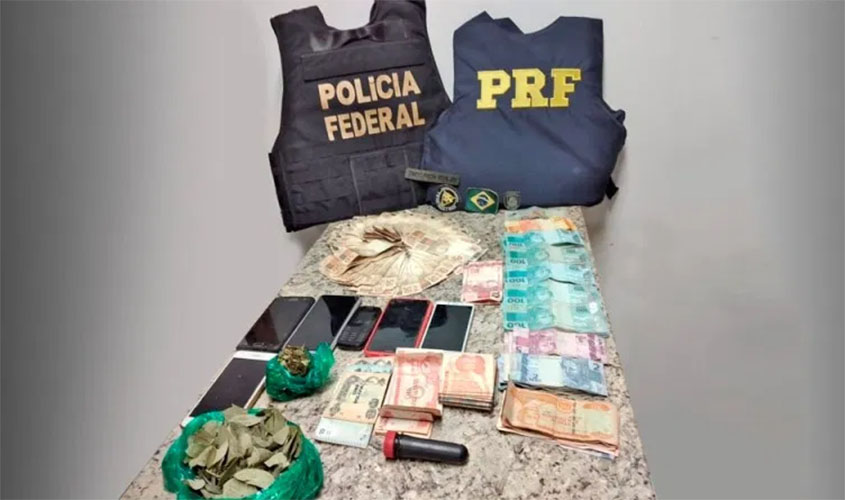 PRF, PF e EB flagram 05 bolivianos em embarcação tentando entrar em território brasileiro sem autorização