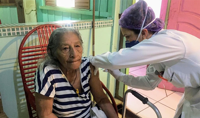 Prefeitura leva vacina para idosos acamados