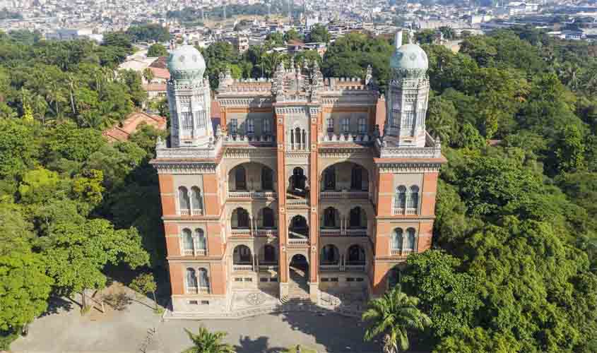 Covid-19: Brasil tem novo recorde em média móvel diária