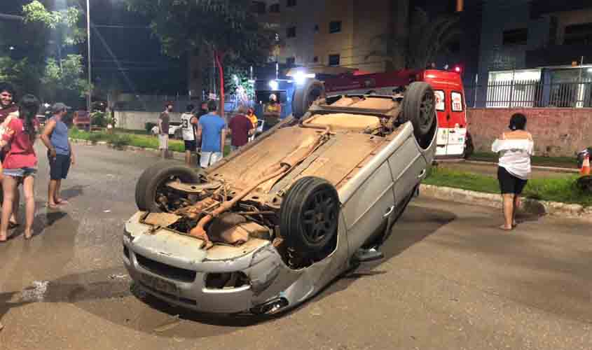 Motorista sai ferido após bater em carro parado e capotar
