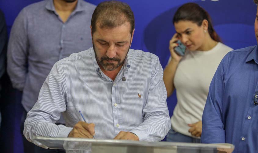 Hildon Chaves assina ordem de serviço para construção de calçamento em distritos do baixo Madeira