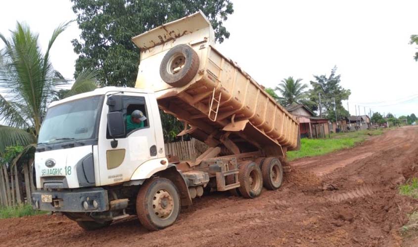 Vista Alegre do Abunã recebe serviços de recuperação de vias
