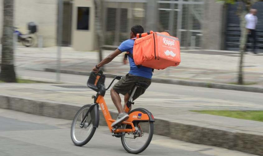 Projeto proíbe cliente de exigir que o entregador de aplicativo suba até o apartamento  