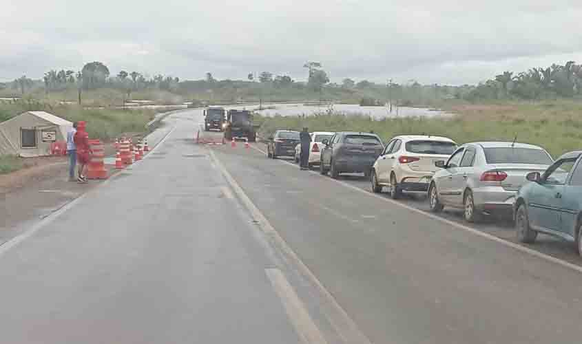 Governo de RO e prefeituras trabalham para viabilizar tráfego de veículos na região inundada da BR-425