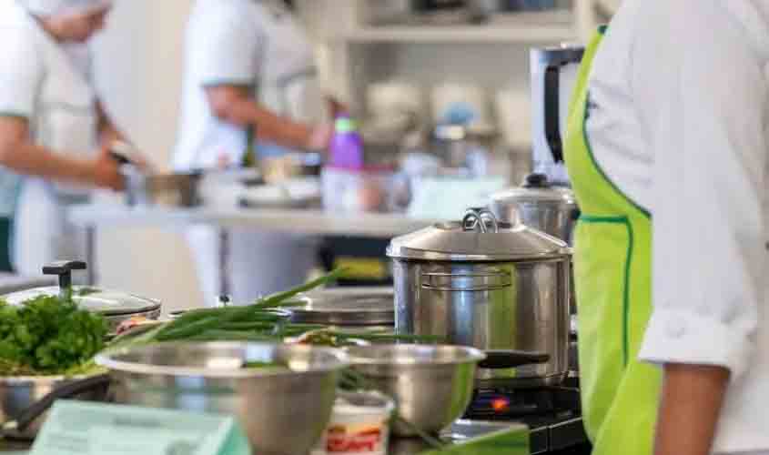 Merendeira aposentada por invalidez será indenizada por cancelamento do plano de saúde