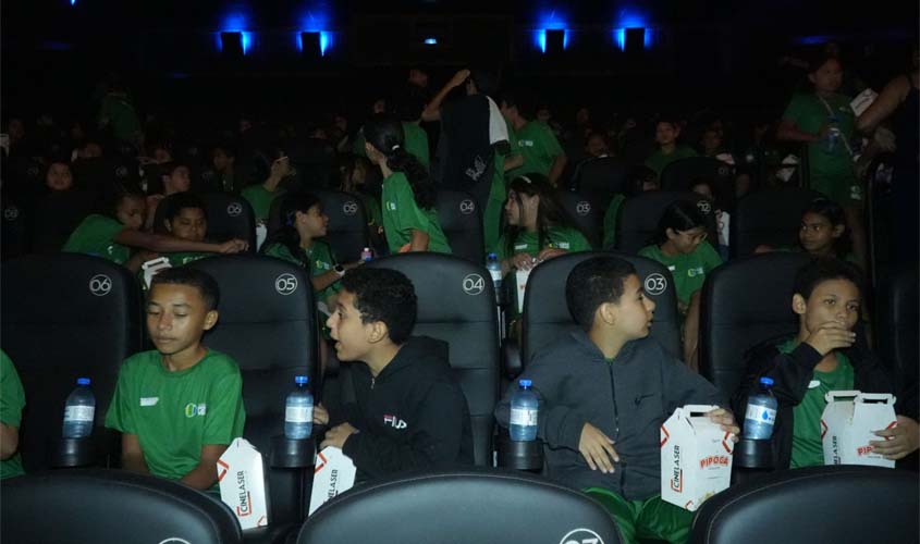 Primeira vez no cinema emociona alunos da rede municipal