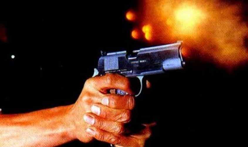 Casal em moto tenta matar agente penitenciário a tiros em Vilhena