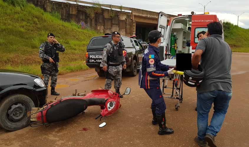 Motociclista fica lesionada após ser arrastada na capital