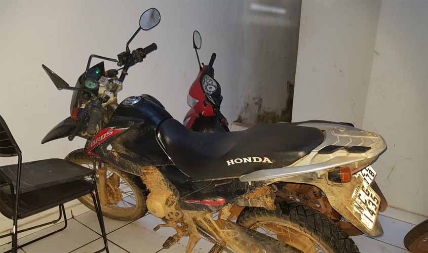 Polícia prende dupla ocupando motocicleta roubada