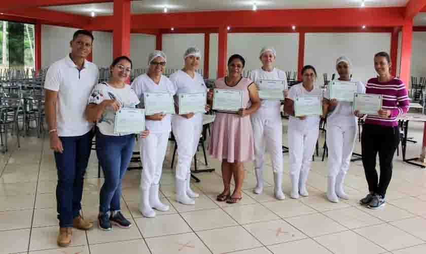 Campus Colorado realiza certificação de curso FIC em embutidos e defumados