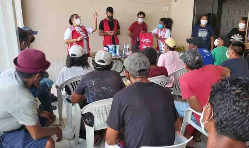 Centro Pop recebe ações de promoção de higiene e entrega de kits