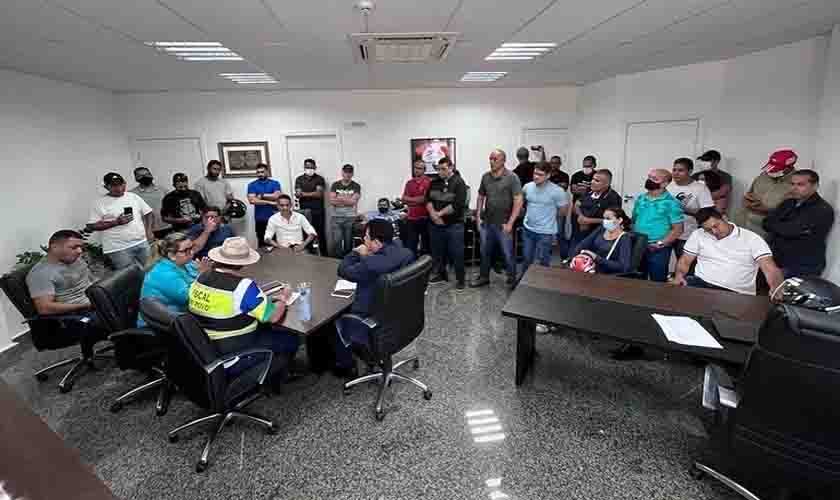 Deputado Jair Montes recebe pedido de aprovados no concurso da Sejus de 2008