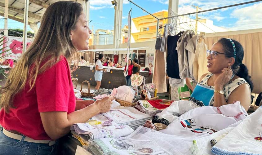 Feira de artesanato e gastronomia atrai público