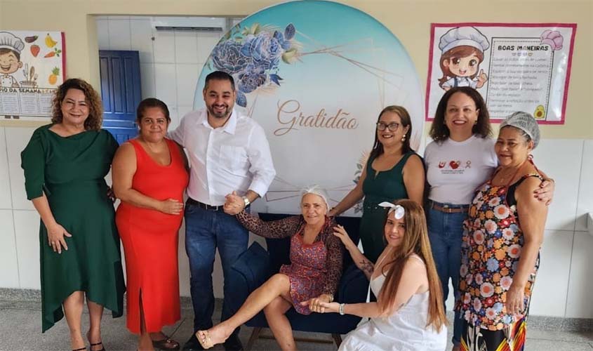 Merendeira é homenageada após 40 anos de dedicação