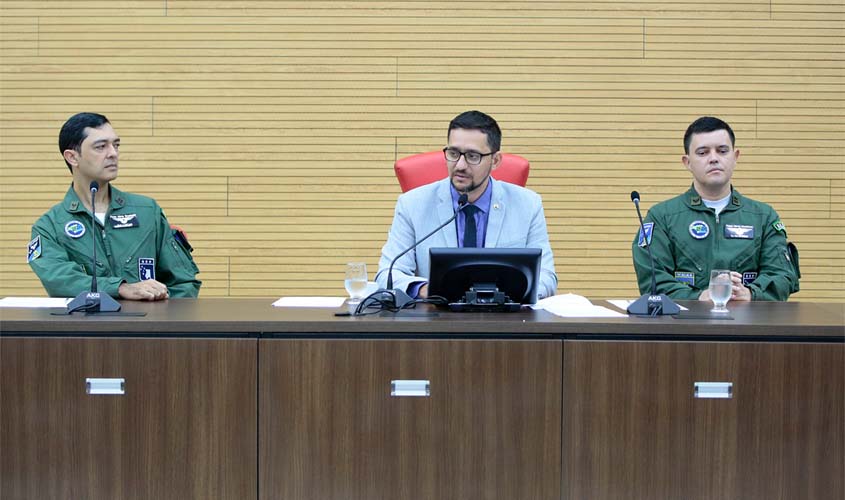 Deputado Anderson Pereira entrega Voto de Louvor ao Esquadrão Grifo