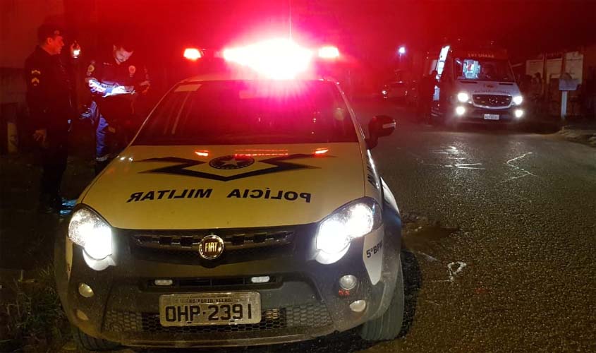 Mãe abandona em casa filhos de 1 e 3 anos para curtir festa e acaba presa