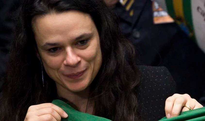 Janaina chama bolsonaristas de burros, diz que PT vai voltar ao poder e é agredida