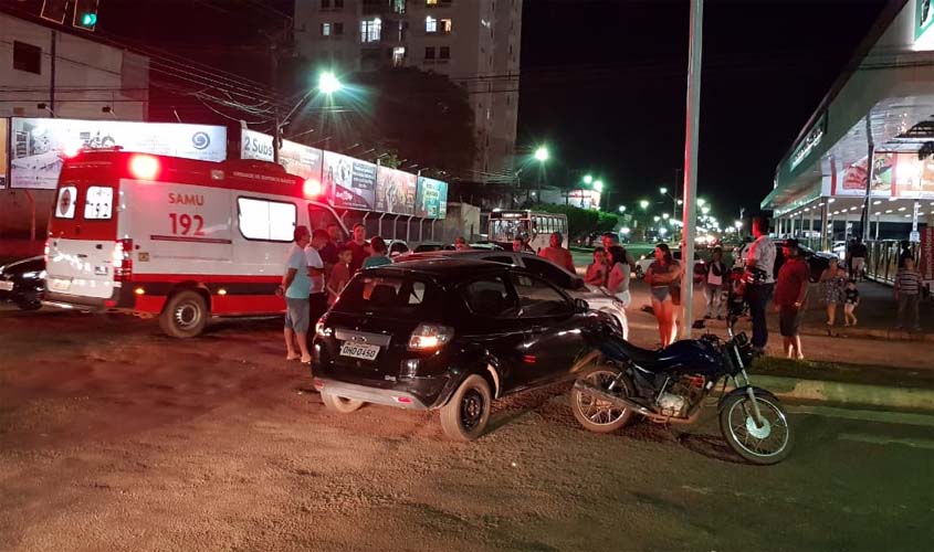 Grave acidente entre dois carros e uma moto deixa motociclista ferido