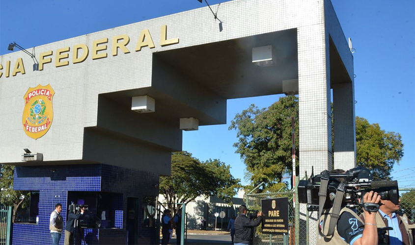 Em ação contra fake news, PF cumpre mandados em cinco estados e no DF