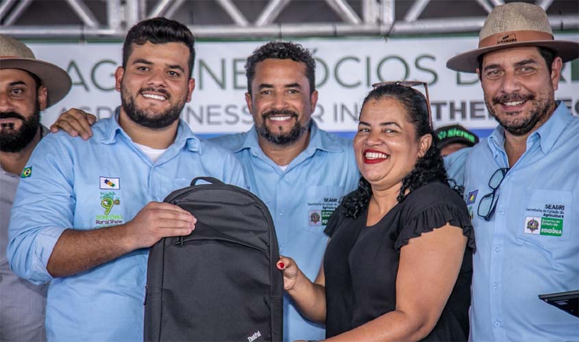 Prefeitura entrega notebooks a professores da rede municipal