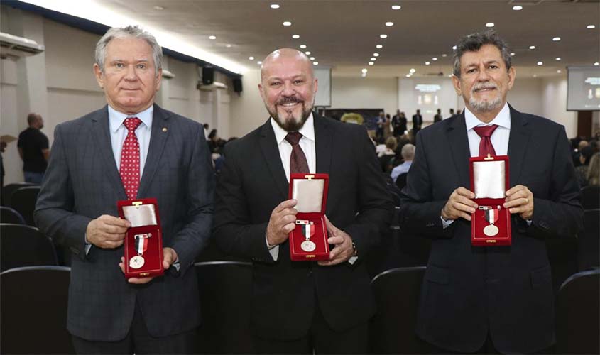 Membros do MP recebem comenda da Polícia Civil