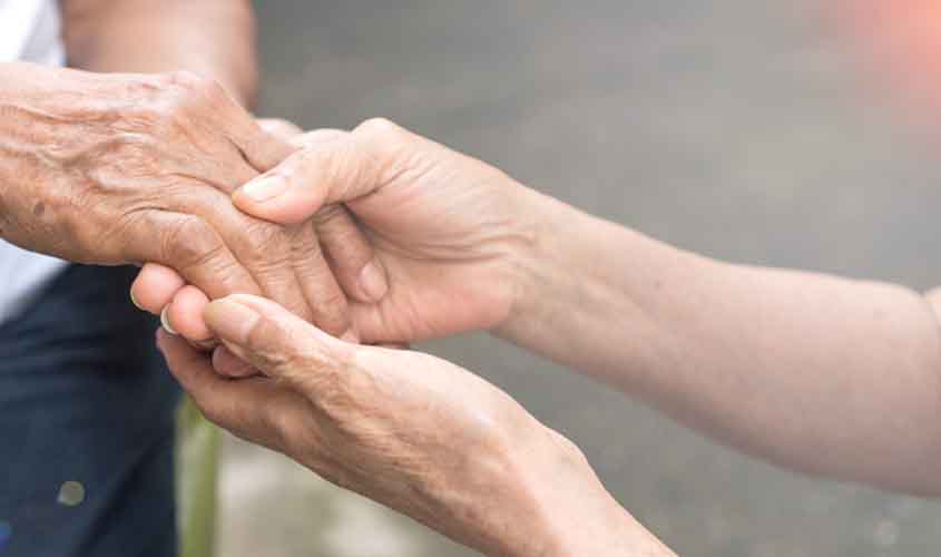 Cuidadora de frei com Alzheimer receberá adicional noturno