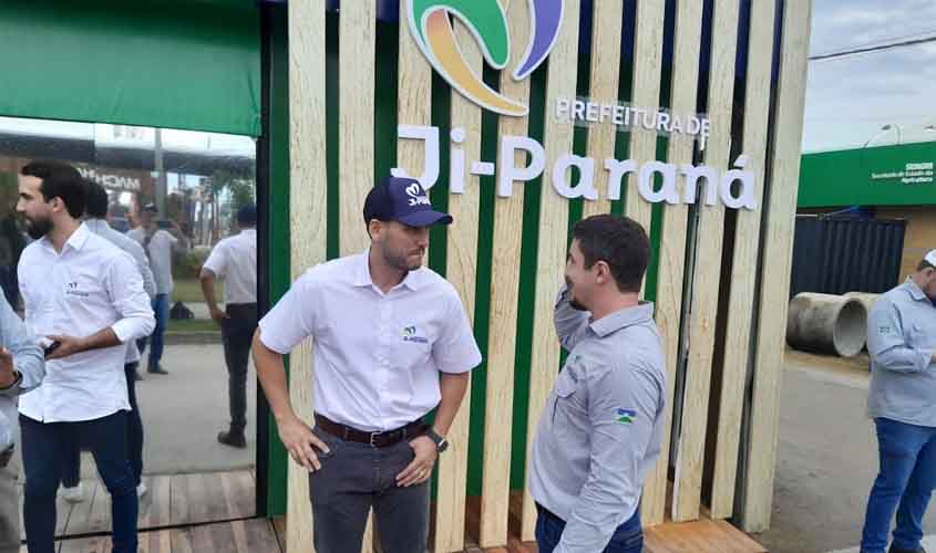 Prefeito Affonso despacha no estande da Rondônia Rural Show