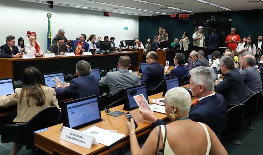 PEC da escala 6x1 enfrenta críticas da oposição
